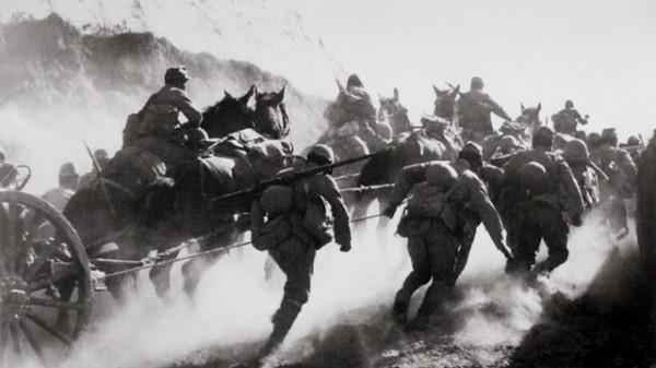 部隊被包圍時馬伕獻一計，司令將他提拔為參謀長，全軍沒有人不服