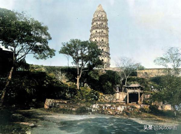 1900年的蘇州，婦人在吳門橋下浣洗衣物，男子在玉帶橋前思考人生