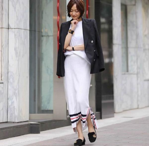 這才是“黑白配”的穿搭精髓！52歲的富岡佳子，贏得體面優雅