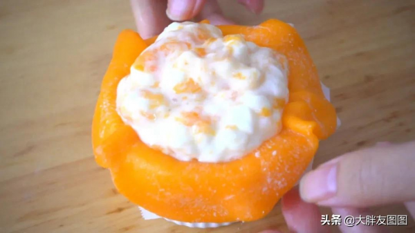 第一眼以為是個柿子，一勺下去，饞哭