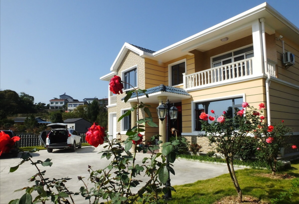 本想給生活一個擁抱，現實卻先踹了我一腳！怎麼也得還一巴掌吧