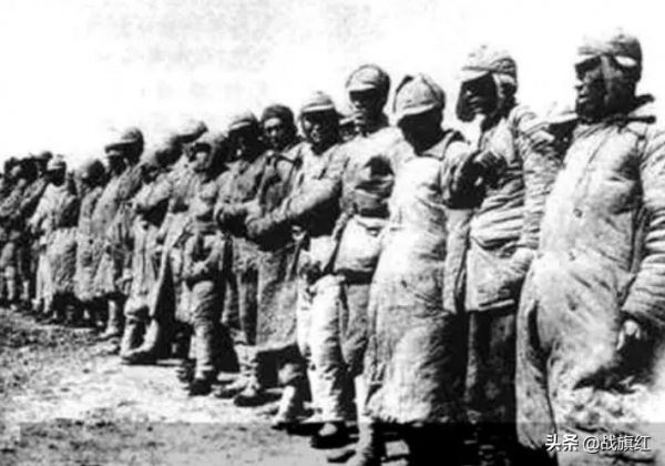 司號員意外俘敵上百，槍卻沒幾支，質問俘虜：你們的武器呢？