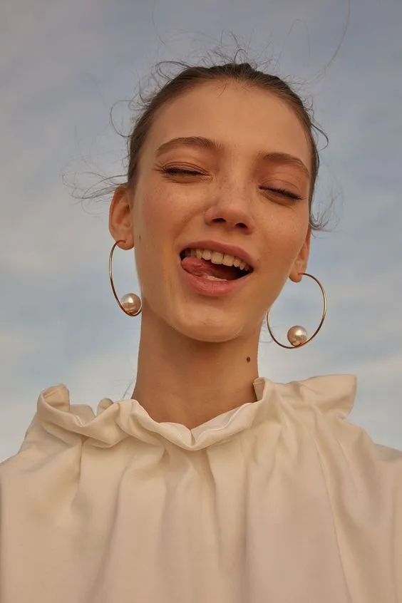 不是上了年紀才戴珍珠，年輕人現在也愛它