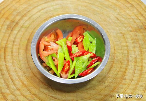 蒜蓉炒茄絲怎麼做不吸油不發黑，廚師長教你小技巧，清淡可口