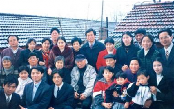 成龍父親葬禮：房祖名傷心，林鳳嬌跪拜，成龍同父異母哥哥沒到場