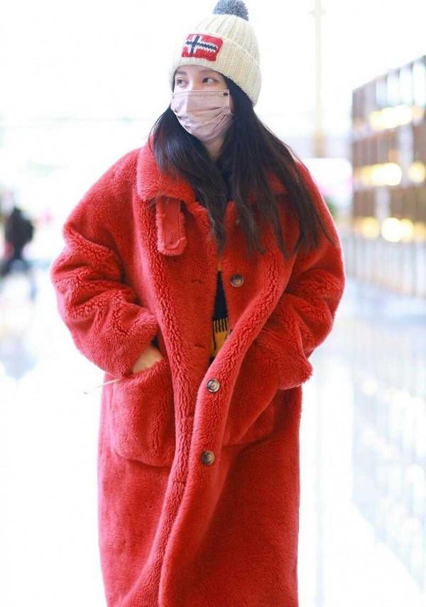 張萌用力過猛險些翻車，穿紅色泰迪絨大衣走機場，幸虧氣質好