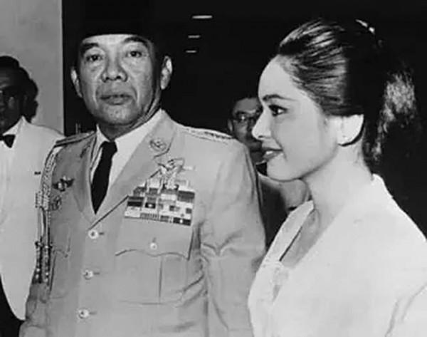 58歲印尼總統看上19歲日本藝伎,3年後,將其娶回家當四房老婆 58歲印尼總統看上19歲日本藝伎,3年後,將其娶回家當四房老婆