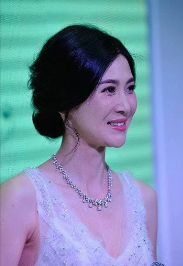 痴戀週一圍五年，32歲嫁富豪，40歲老公入獄，童蕾經歷了什麼？