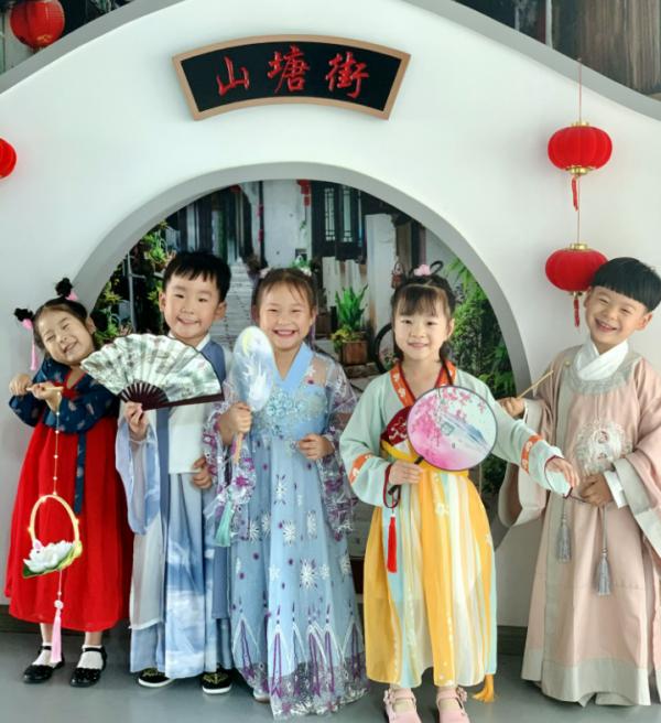 江蘇幼兒園舉行漢服活動，男孩身披黃袍超搶眼，家長吐槽沒必要