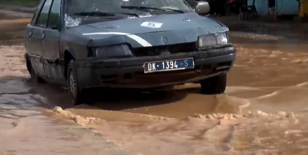 非洲堵車有多嚴重？收費站至少堵10天，公交車可以直接插隊走