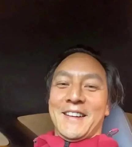 看到摘掉帽子的周渝民，我突然明白什麼叫“歲月是把剃頭刀”