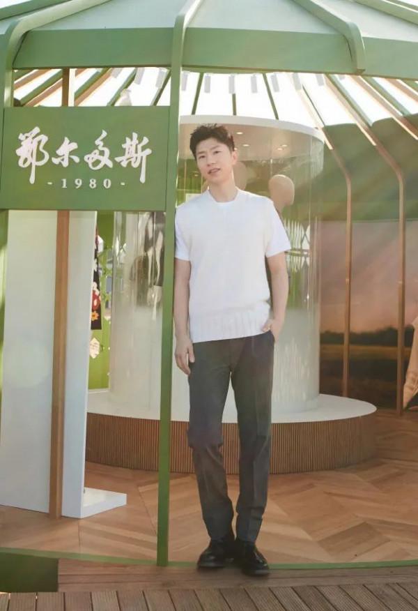 原來馬龍這麼會穿,拼接襯衫造型像潮流博主,拍時尚大片也很有範 原來馬龍這麼會穿,拼接襯衫造型像潮流博主,拍時尚大片也很有範