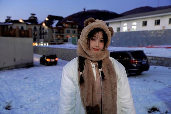 虞書欣雪地玩耍元氣滿滿 戴小熊帽子甜美可愛