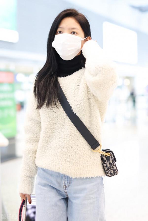 章若楠穿米白色毛絨毛衣搭配直筒牛仔褲,斜挎老花包清新減齡 章若楠穿米白色毛絨毛衣搭配直筒牛仔褲,斜挎老花包清新減齡