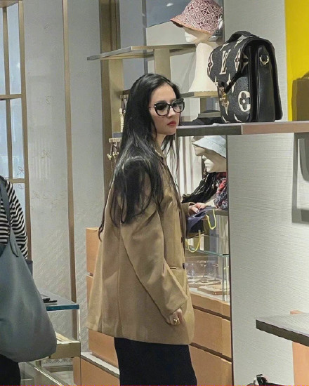 34歲劉亦菲逛街被偶遇，生圖比精修圖還美，邊走邊系圍巾超級自信