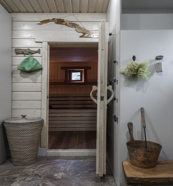 夫妻隱居深山，就地取材造房子，36㎡微型房屋，還帶露臺和桑拿房