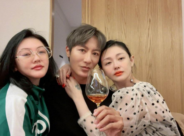 已有家庭還不自律?這8位已婚明星,真是一個比一個沒分寸 已有家庭還不自律?這8位已婚明星,真是一個比一個沒分寸