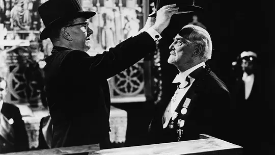 透過多處細節審視人物形象：主角伊薩克究竟是怎樣的人？