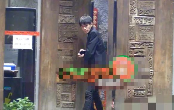 明星婚後首次直播亮相,瘦成皮包骨?一臉病態? 明星婚後首次直播亮相,瘦成皮包骨?一臉病態?