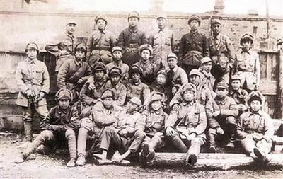 東北地主有多狠?剿匪幹部白天開倉放糧,老百姓晚上排隊還給地主 東北地主有多狠?剿匪幹部白天開倉放糧,老百姓晚上排隊還給地主