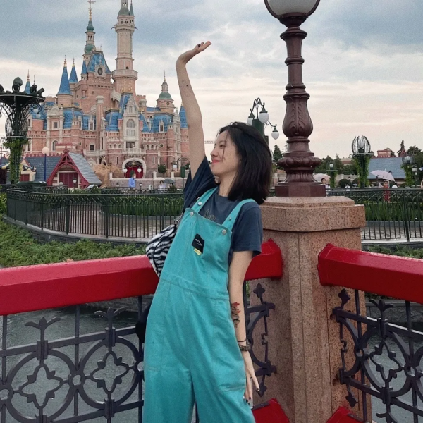 楊冪又帶火了“回力鞋+裙子”！巨美巨顯腿細，絕了