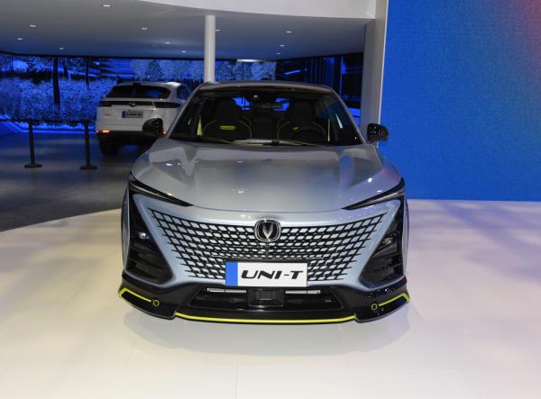 競爭領克01，長安UNI-T運動版，全車多處燻黑，配1.5T，才13萬多