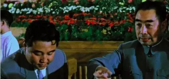 國慶10週年國宴時，在宴會廳的天花板上面藏了50多人，他們是誰