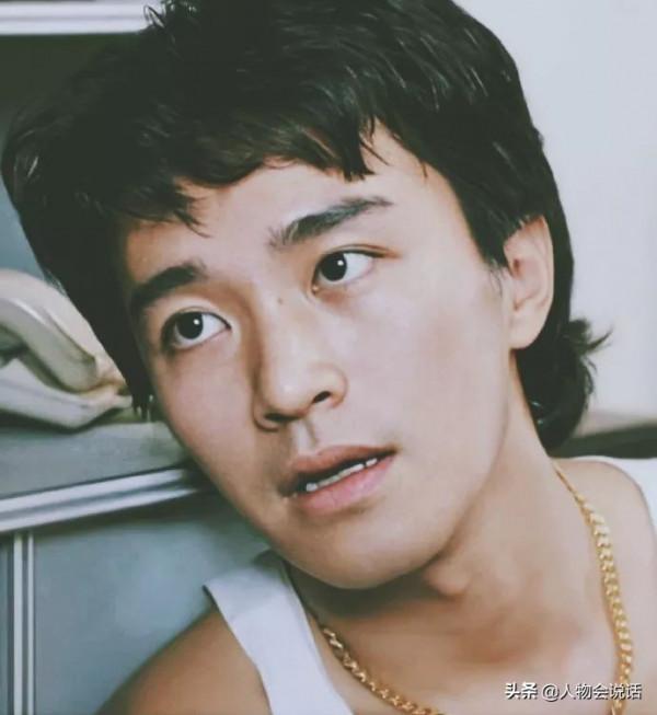 58歲周星馳滿頭白髮落淚：被誤解30年，卻無人懂我的心酸