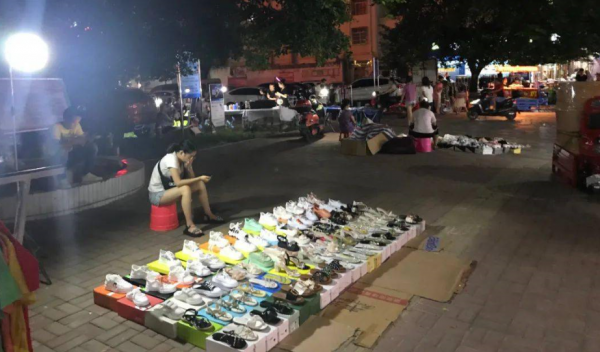 街上的老男孩—小鎮上的青年 （夜市寶藏）