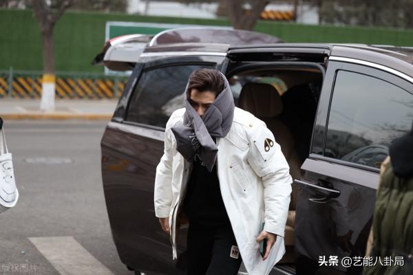 春晚明星私服比美：劉濤拎虎包，趙麗穎編流蘇辮，張若昀裹花棉被