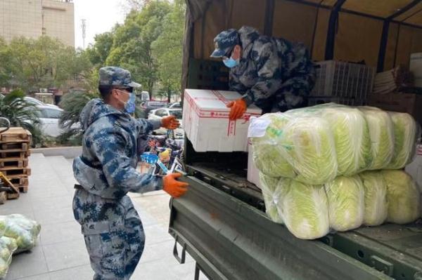 13年前汶川地震時的驚天一跳，今天再看依然淚崩！空降兵生日快樂