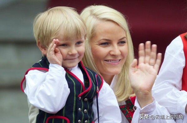 王儲扎堆聊天,兒子拖著爸爸往家走,挪威王子:爸別聊了,該走了 王儲扎堆聊天,兒子拖著爸爸往家走,挪威王子:爸別聊了,該走了