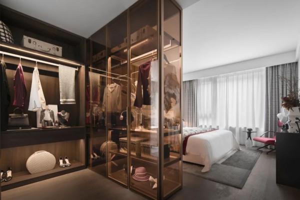 黑白主色調與紅色的和諧搭配,自由與儀式感兼得的設計 黑白主色調與紅色的和諧搭配,自由與儀式感兼得的設計