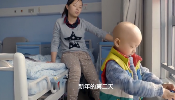 真實故事：安徽4歲男孩患惡性腫瘤，手術時被迫中止，父母痛哭