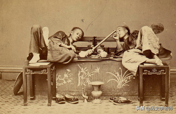 晚清舉國上下吸食鴉片，李鴻章的排場最大，全程只有嘴和胸脯在動