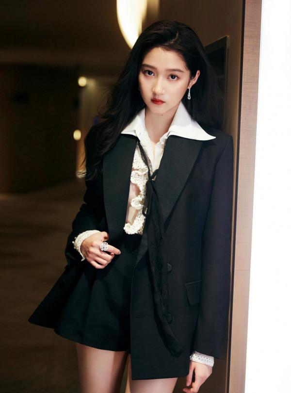 北影閉幕式女星差別大?鞏俐黑白造型盡顯高貴,劉曉慶似微商大媽 北影閉幕式女星差別大?鞏俐黑白造型盡顯高貴,劉曉慶似微商大媽