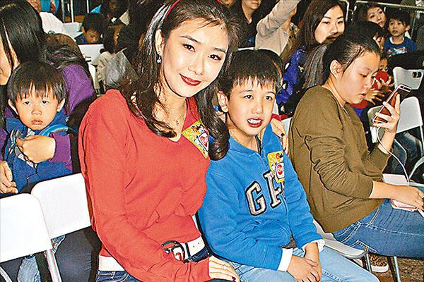 張慧儀：兩段感情失敗後，50多歲未婚未孕，收養患病孤兒相依為命