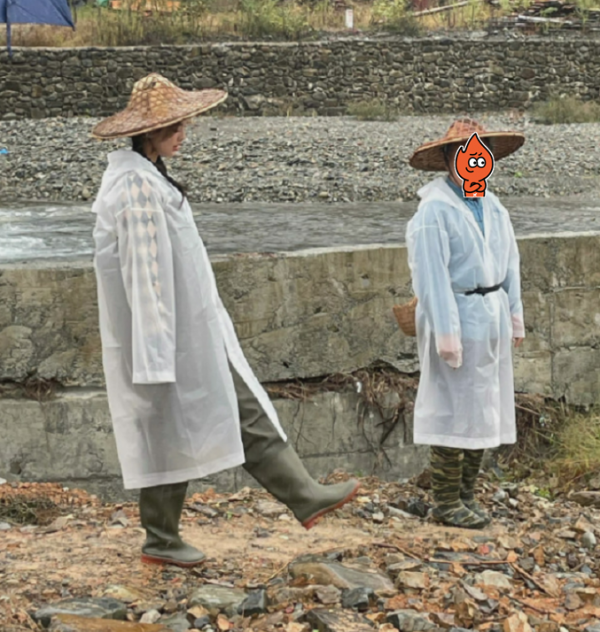 41歲謝霆鋒罕下田耕牛！手持斗笠帥氣十足，褲子沾滿泥巴太狼狽