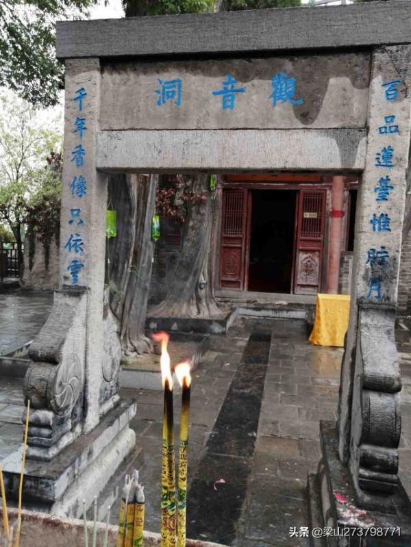 大伾山，大平原上突起的孤峰，寺廟洞閣棋佈，摩崖碑刻林立