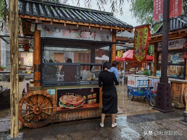 漢EV自駕山東，帶著家人來逛沂州古城，孩子一人就能吃兩串魷魚