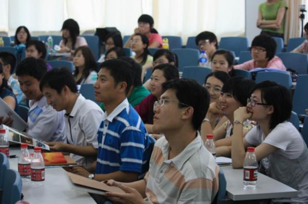 學校規定大一不允許報考英語四六級，新生困惑不已，老師道出緣由