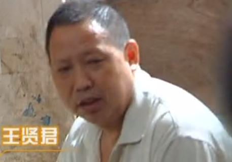 丈夫去世2天后，竟穿著壽衣坐在客廳，妻子：誰還敢跟他一起住