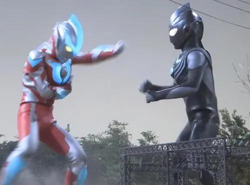 鏡子騎士和銀河奧特曼，卻是同一個人配音