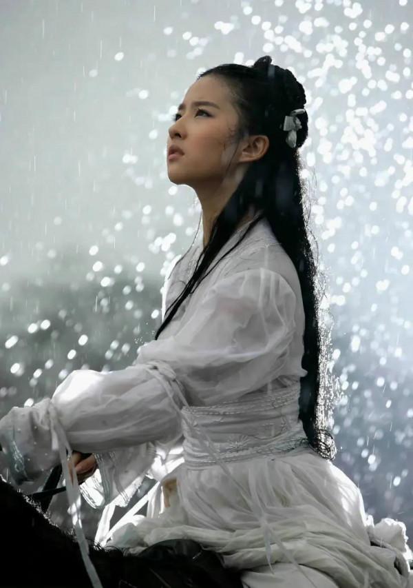 劉亦菲小龍女白衣舞劍舊照真的是仙女本人吧 劉亦菲小龍女白衣舞劍舊照真的是仙女本人吧