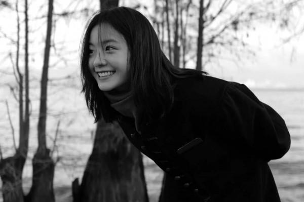 李庚希分享黑白濾鏡plog，盡顯高階感，笑起來好治癒，氛圍感十足