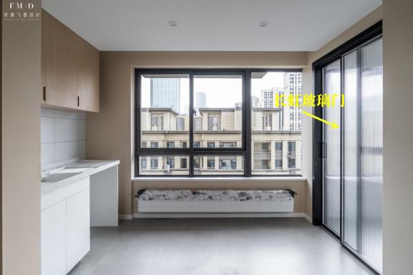 雙陽臺，我還是喜歡連體式，又長又寬敞，中間裝道玻璃門分開兩用