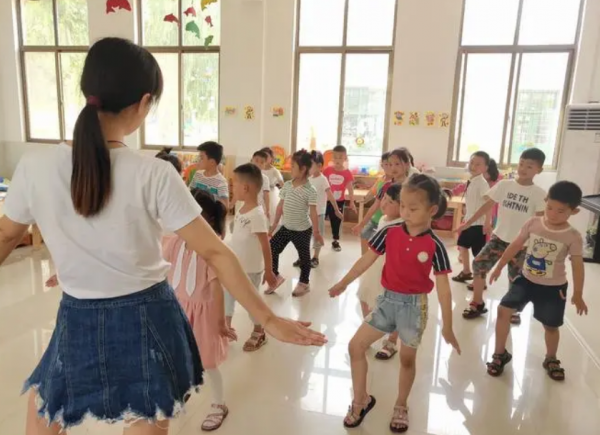 幼兒園老師穿“短裙”上課，家長質疑其不檢點？請尊重老師