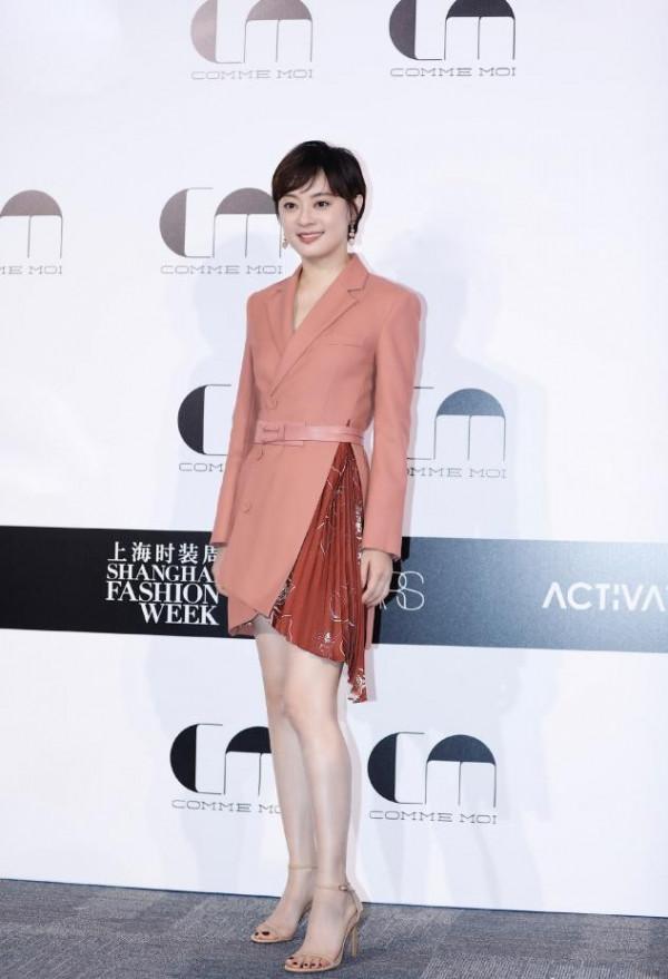 孫儷這身高定真浪費了,膚色暗沉沒氣色,脖子前傾更是毀了端莊感 孫儷這身高定真浪費了,膚色暗沉沒氣色,脖子前傾更是毀了端莊感