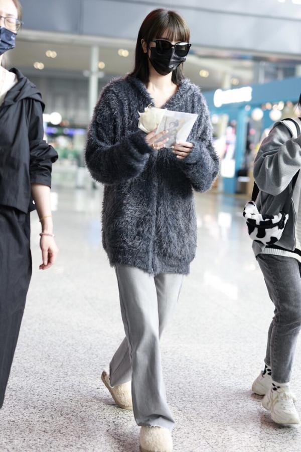 趙小棠穿灰色馬海毛毛衣搭配牛仔褲簡約溫暖 趙小棠穿灰色馬海毛毛衣搭配牛仔褲簡約溫暖