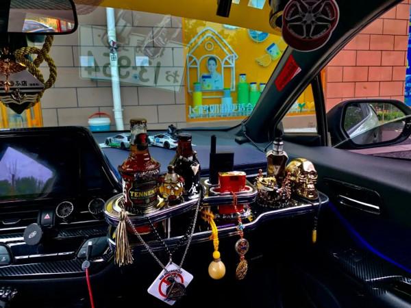 豐田奕澤趴低後化身陸地小坦克,車內竟然還開起了夜店? 豐田奕澤趴低後化身陸地小坦克,車內竟然還開起了夜店?